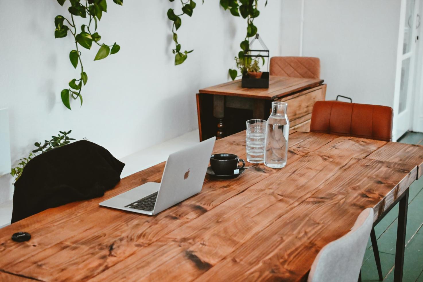 Öğrenciler ve eğitmenin birlikte çalıştığı modern sınıf ortamı